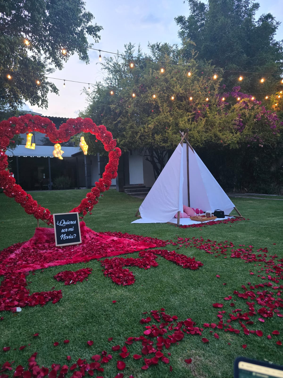 Corazón de rosas y teepee blanco en jardín — decoración romántica