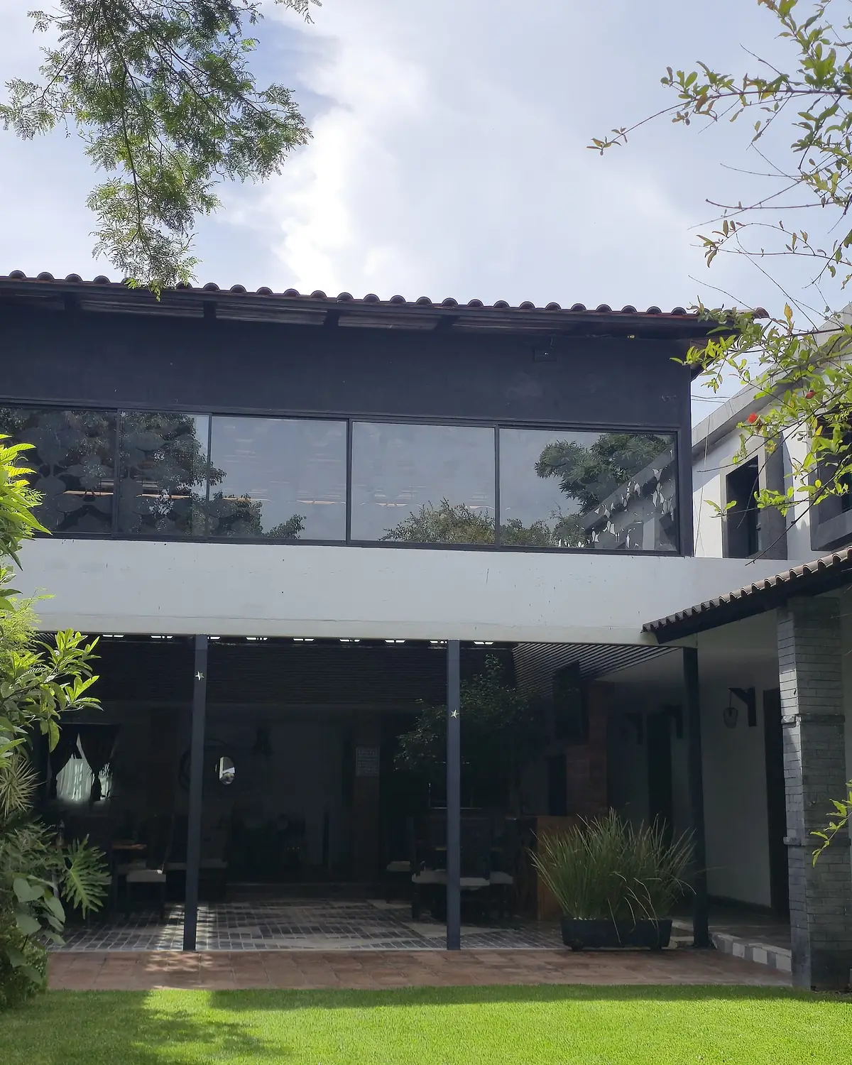 Los edificios de las suites alrededor del jardín del hotel