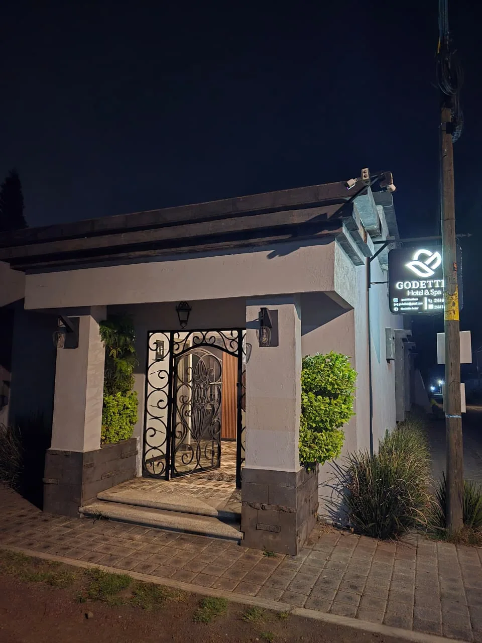 Entrada del Hotel Godettia con puerta ornamental