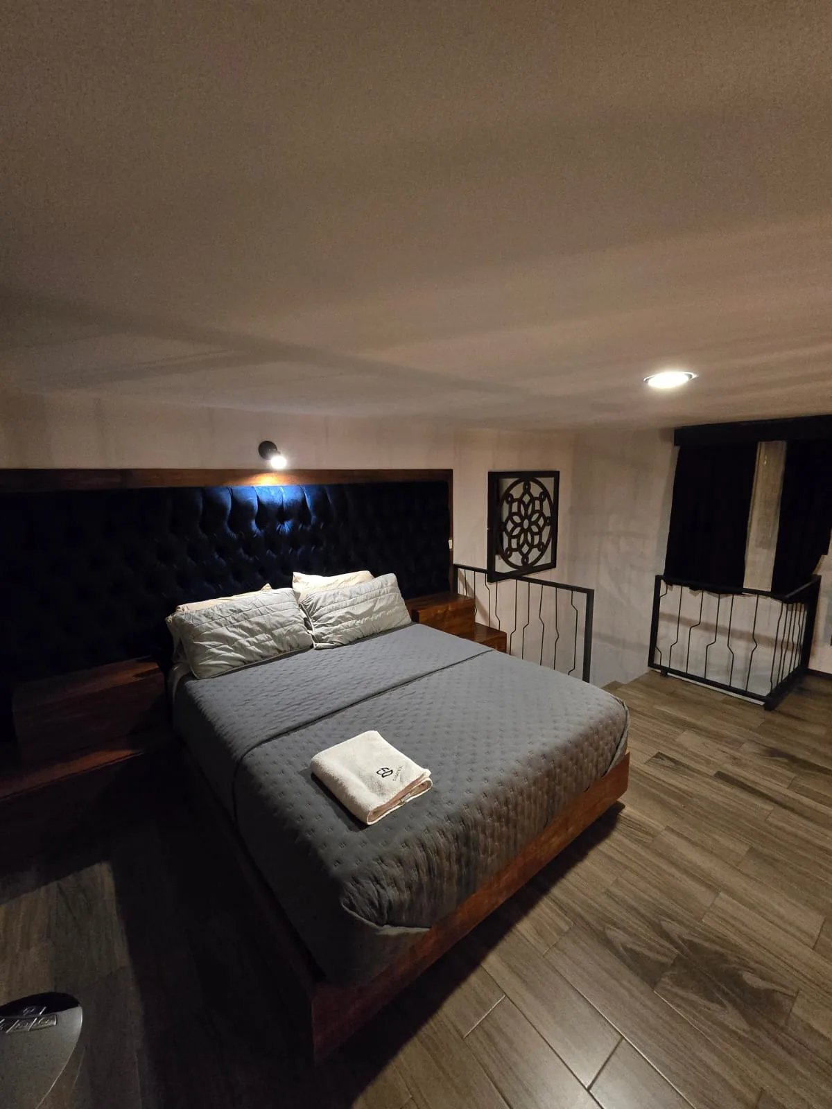 Queen Suite — cabecera tufted